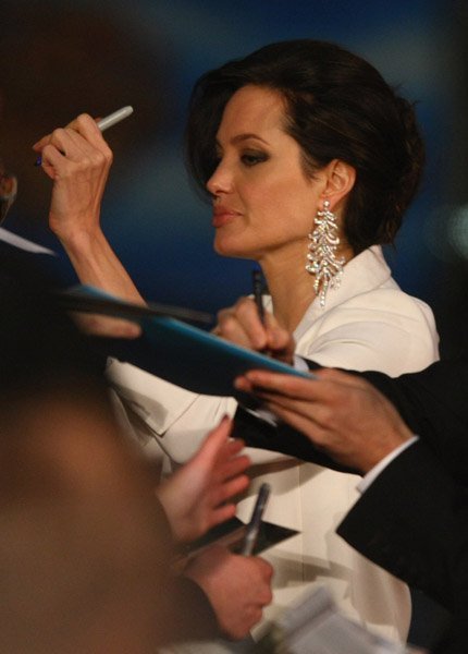 Анжлина Джоли раздает автографы