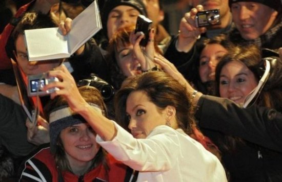 Анжлина Джоли раздает автографы