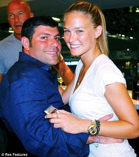 Бар Рафаэли и новый кавалер