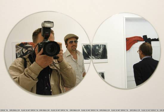 Брэд Питт на выставке в Базеле