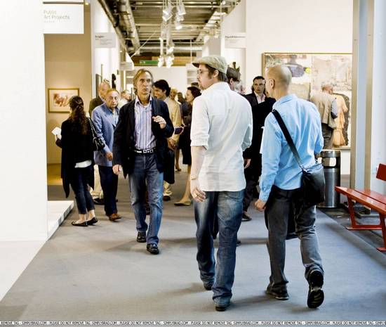 Брэд Питт на выставке в Базеле