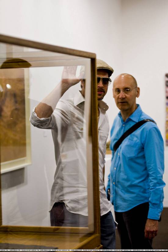 Брэд Питт на выставке в Базеле