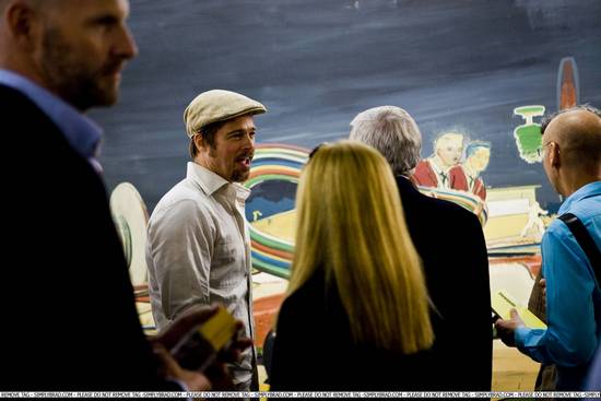 Брэд Питт на выставке в Базеле