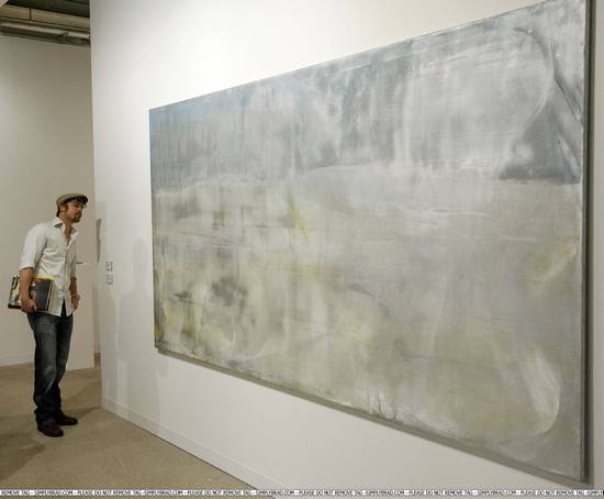 Брэд Питт на выставке в Базеле