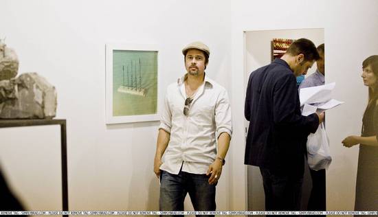 Брэд Питт на выставке в Базеле