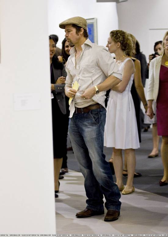 Брэд Питт на выставке в Базеле