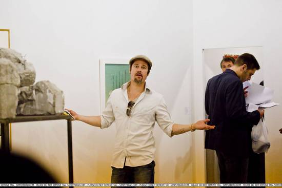 Брэд Питт на выставке в Базеле