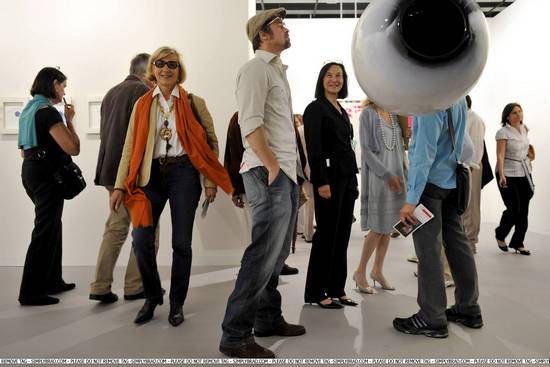 Брэд Питт на выставке в Базеле