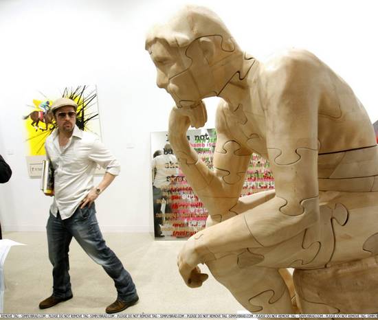 Брэд Питт на выставке в Базеле