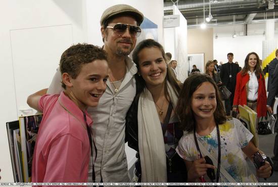 Брэд Питт на выставке в Базеле