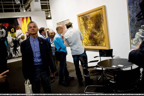 Брэд Питт на выставке в Базеле