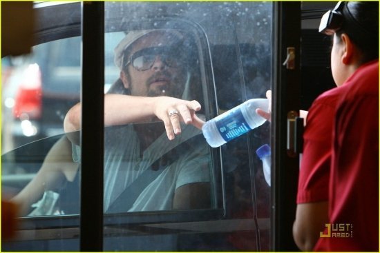 Брэд Питт у МакДональдса