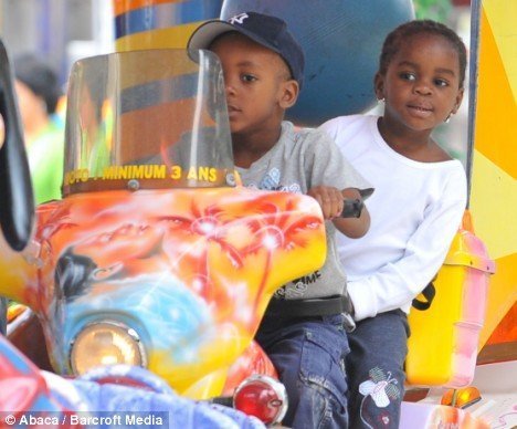 дети Мадонны в Париже