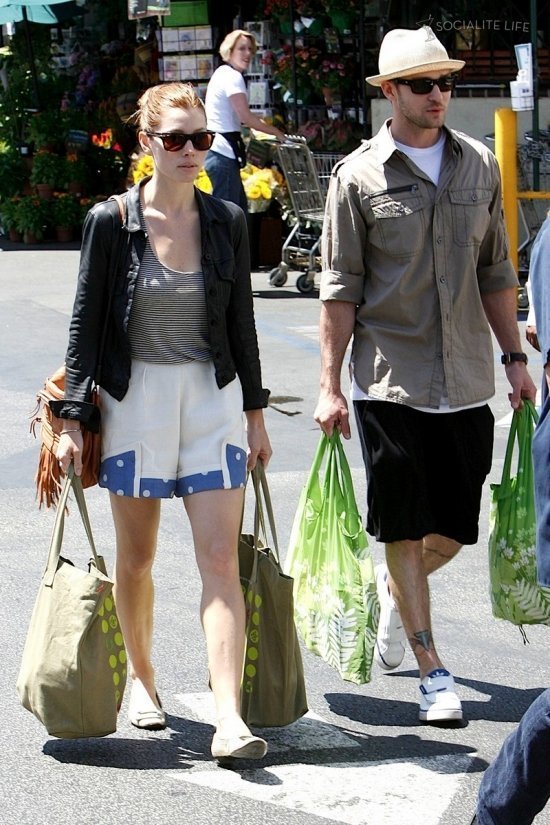 Джастин Тимберлейк и Джессика Бил идут за покупками