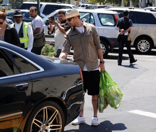 Джастин Тимберлейк и Джессика Бил идут за покупками