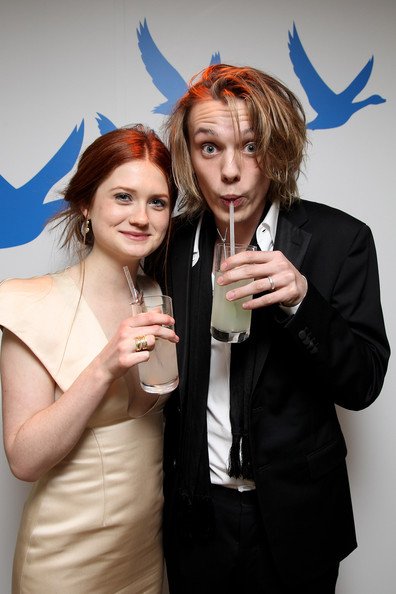 Джейми Кэмпбелл Бауэр и Бонни Райт