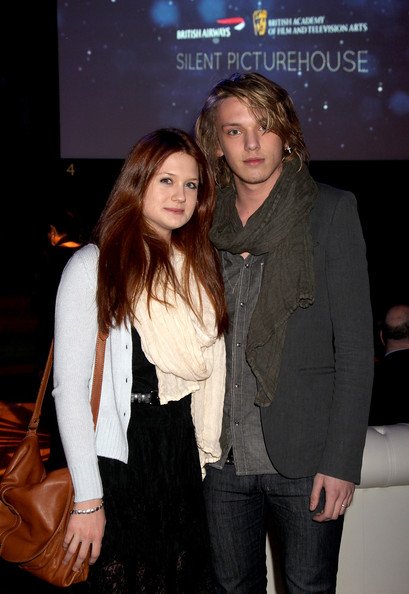 Джейми Кэмпбелл Бауэр и Бонни Райт