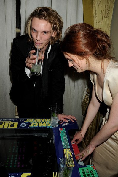 Джейми Кэмпбелл Бауэр и Бонни Райт