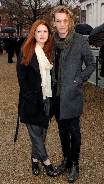 Джейми Кэмпбелл Бауэр и Бонни Райт