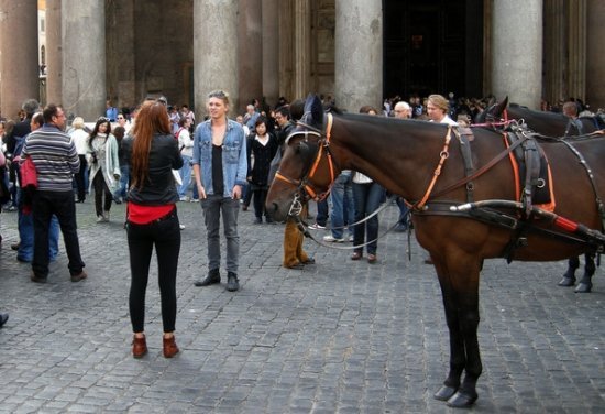 Джейми Кэмпбелл Бауэр и Зои Грэм