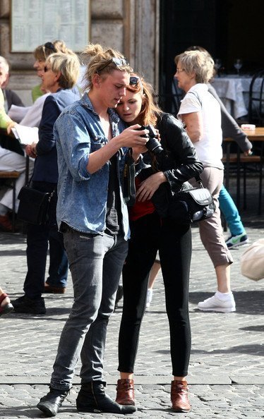 Джейми Кэмпбелл Бауэр и Зои Грэм