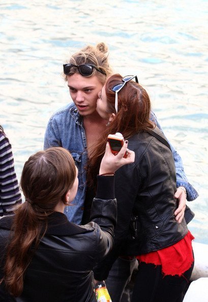 Джейми Кэмпбелл Бауэр и Зои Грэм