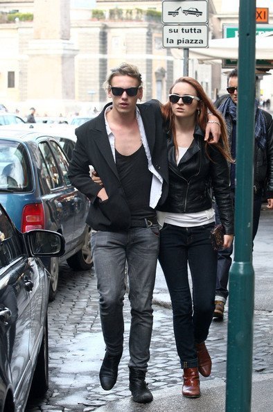 Джейми Кэмпбелл Бауэр и Зои Грэм