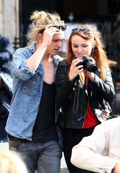 Джейми Кэмпбелл Бауэр и Зои Грэм