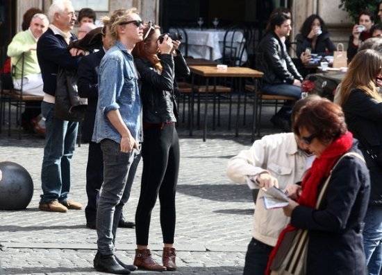 Джейми Кэмпбелл Бауэр и Зои Грэм