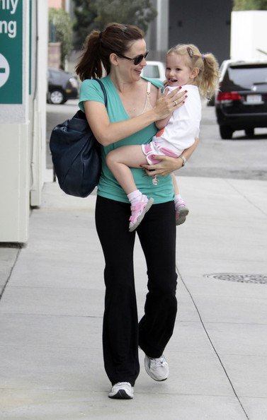 Дженнифер Гарнер с дочкой