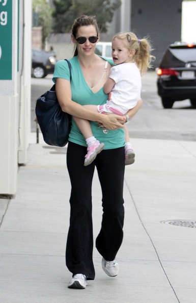 Дженнифер Гарнер с дочкой