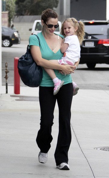 Дженнифер Гарнер с дочкой