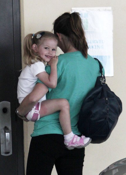 Дженнифер Гарнер с дочкой