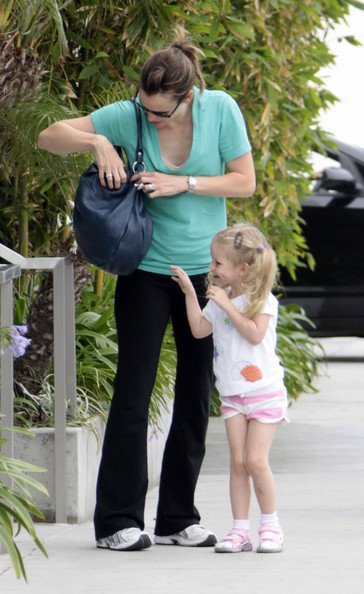 Дженнифер Гарнер с дочкой