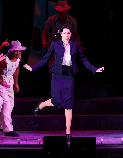 Джессика Бил в мюзикле 