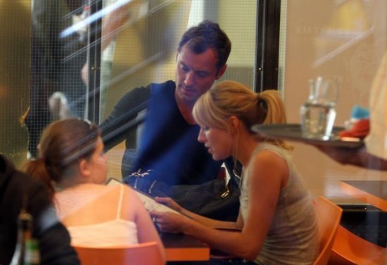 Джуд Лоу и Сиенна Миллер