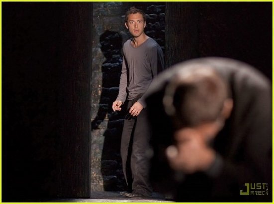 Джуд Лоу играет Гамлета