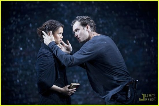 Джуд Лоу играет Гамлета