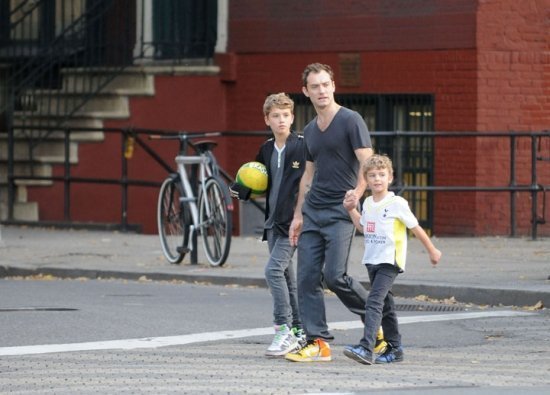 Джуд Лоу с детьми