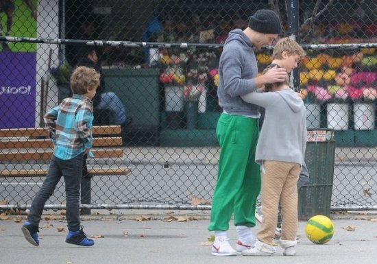 Джуд Лоу с детьми