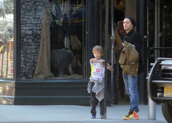 Джуд Лоу с детьми