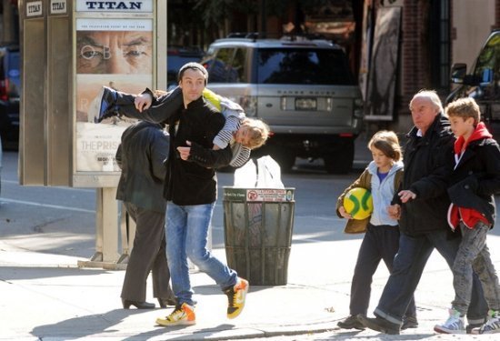 Джуд Лоу с детьми