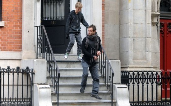 Джуд Лоу с детьми