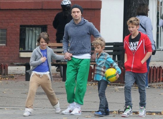 Джуд Лоу с детьми