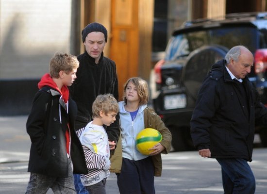 Джуд Лоу с детьми