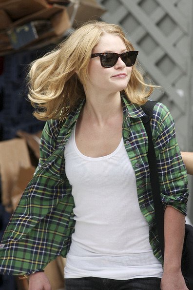 Эмили де Равин на съемках