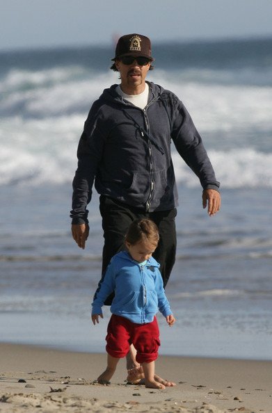 Энтони Кидис с сыном Эверли