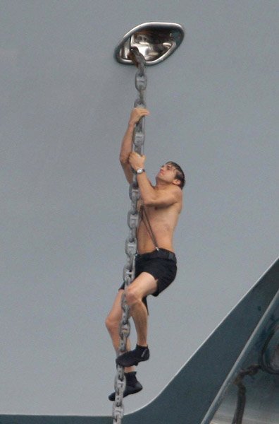 Эштон Катчер на съемках фильма