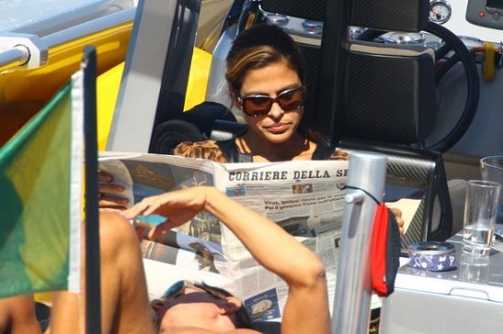 Ева Мендес на яхте