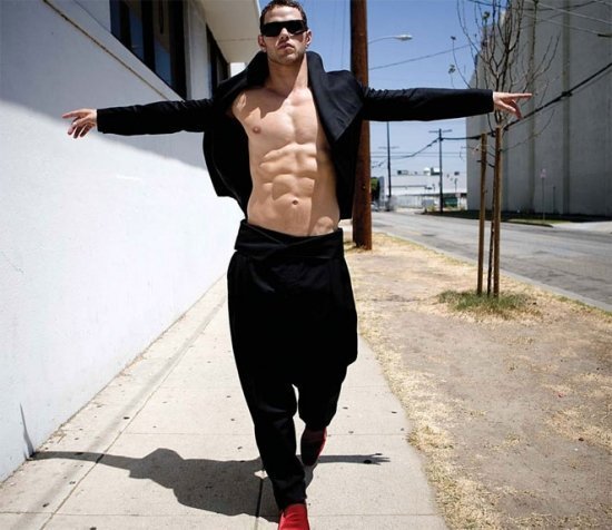 Келлан Луц для August